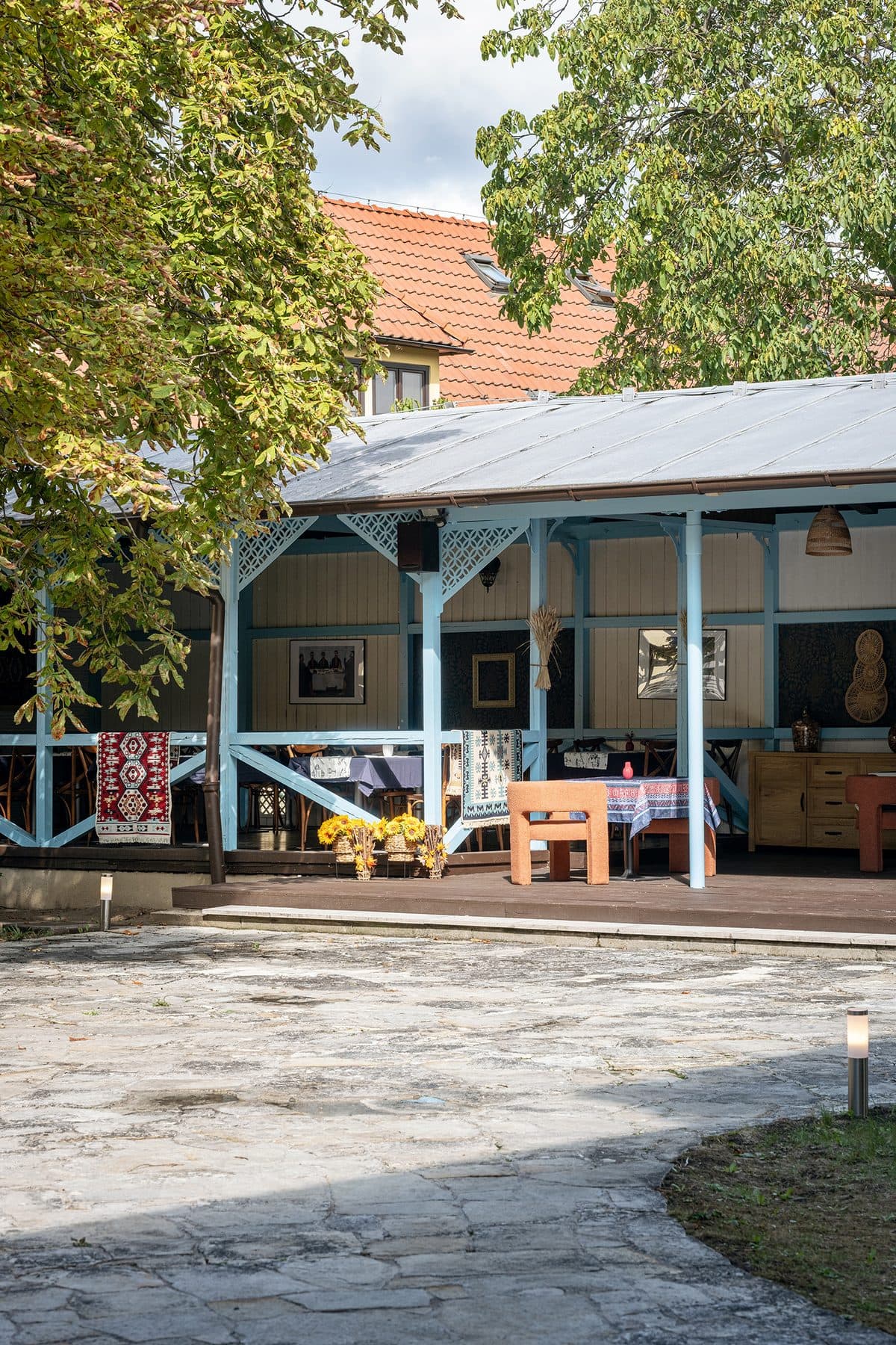 Modrá veranda restaurace PURI ze zahrady