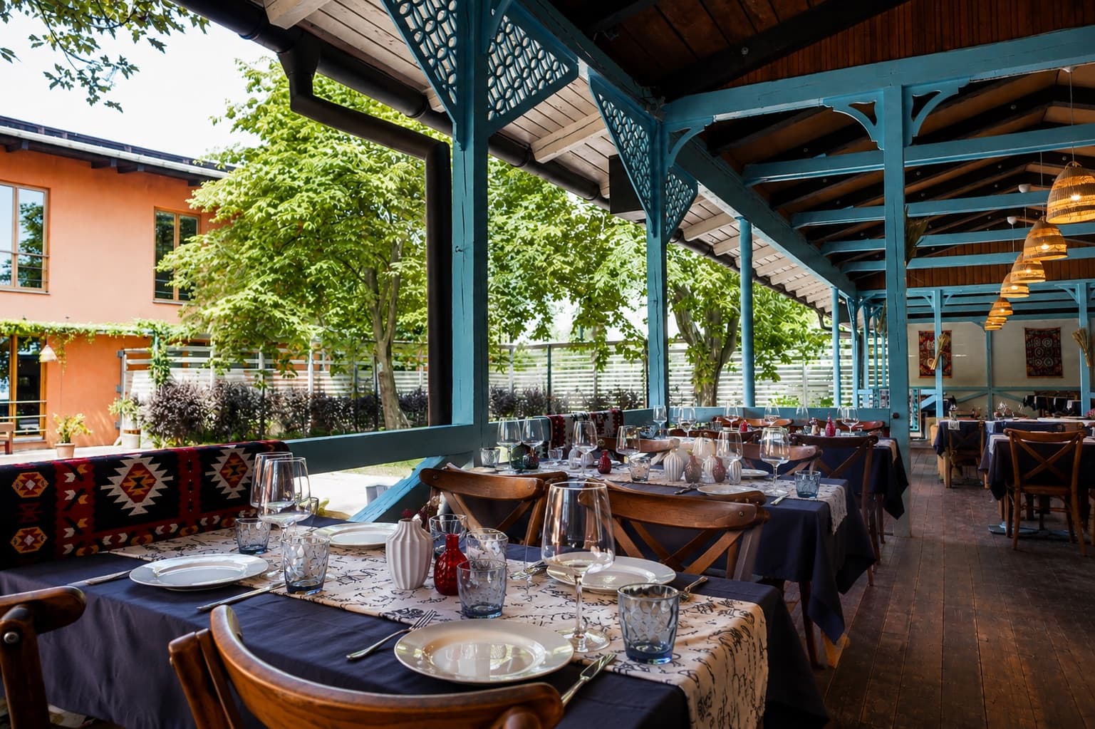 Krytá terasa restaurace PURI s prostřenými stoly